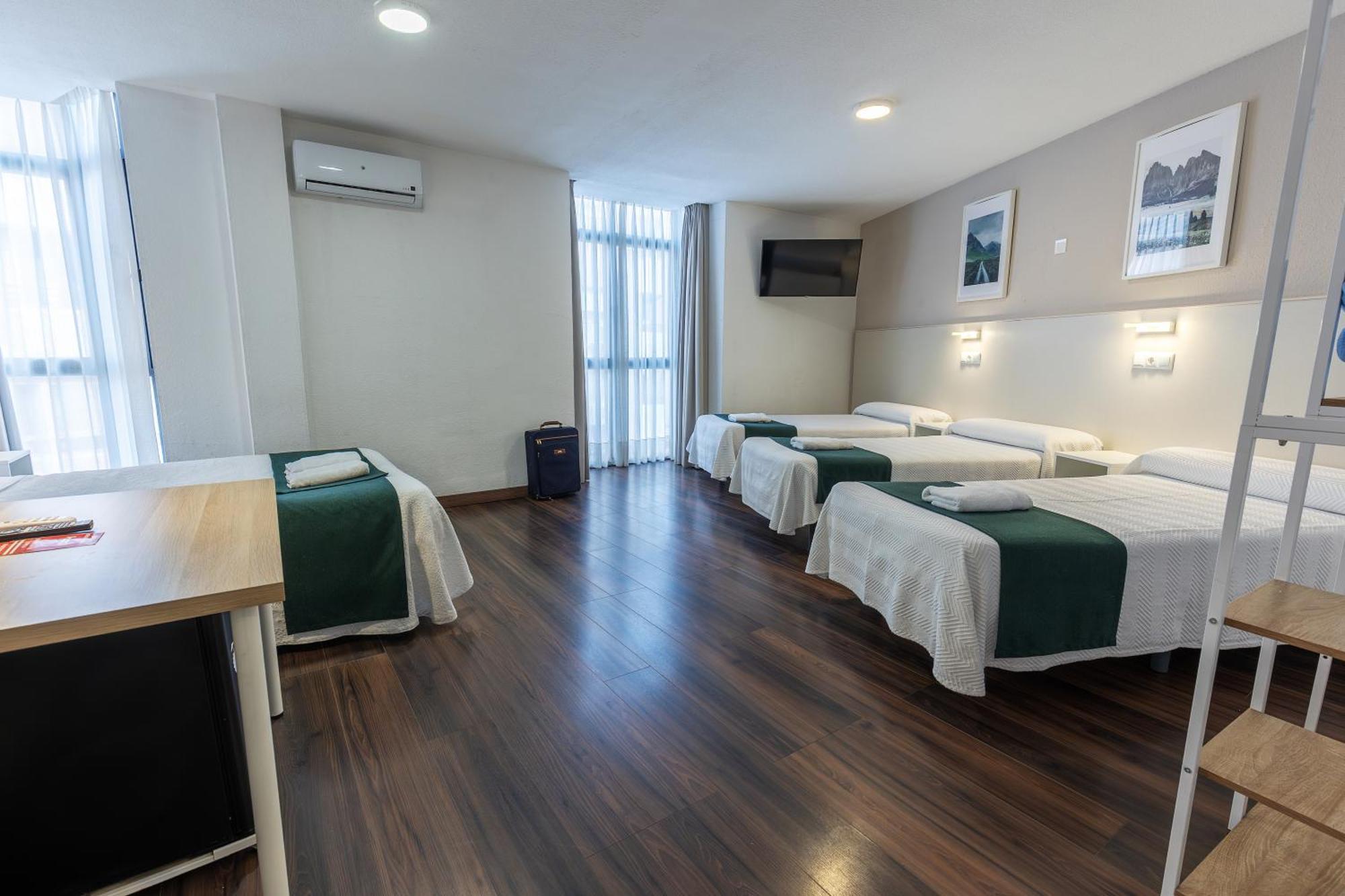 Hostal Gran Via Пинто Экстерьер фото