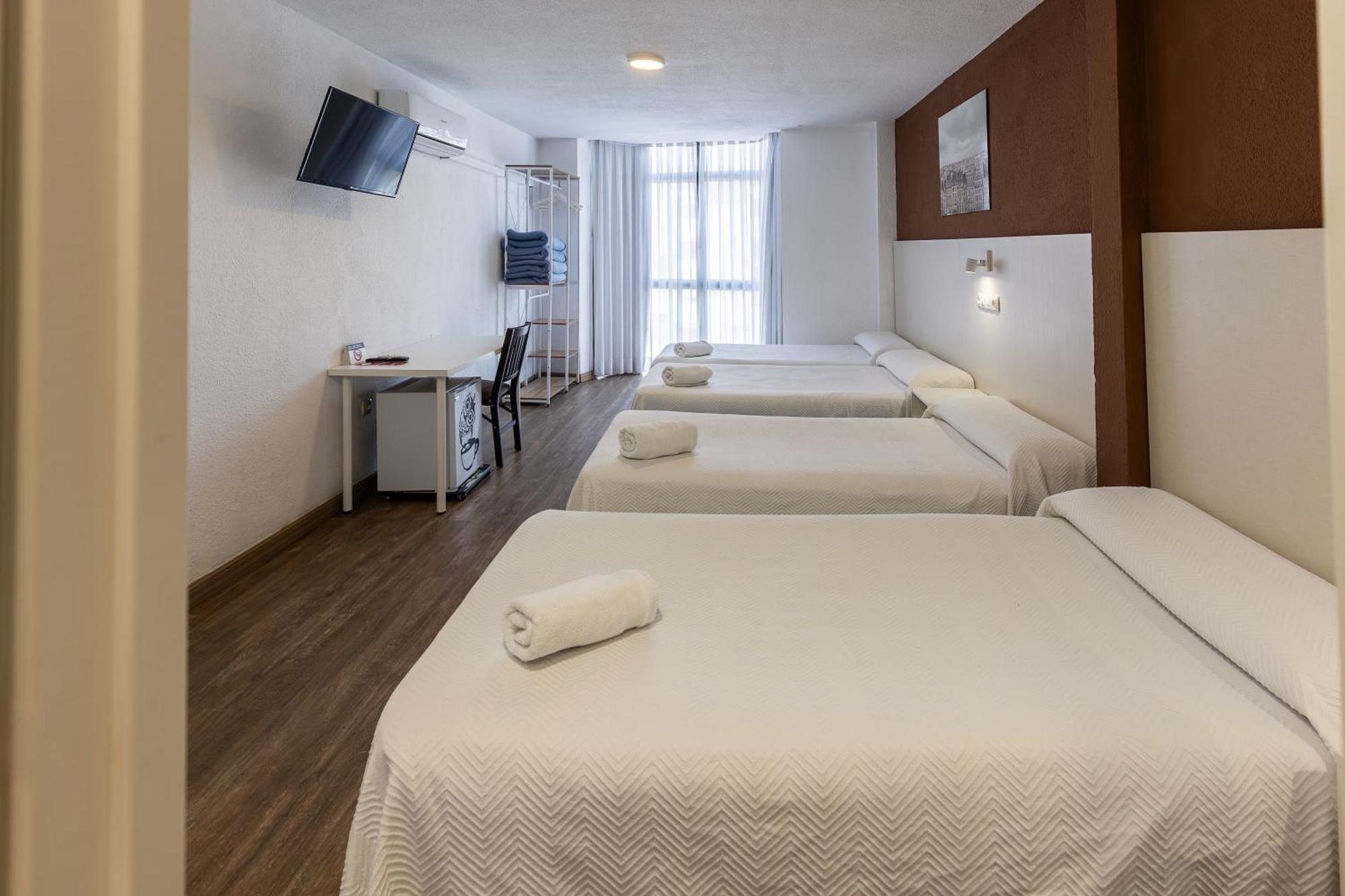 Hostal Gran Via Пинто Экстерьер фото