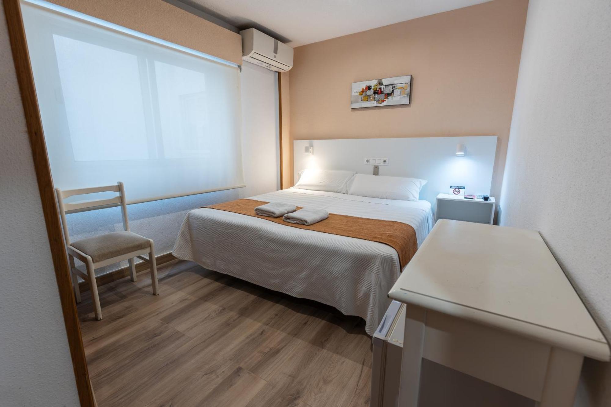 Hostal Gran Via Пинто Экстерьер фото